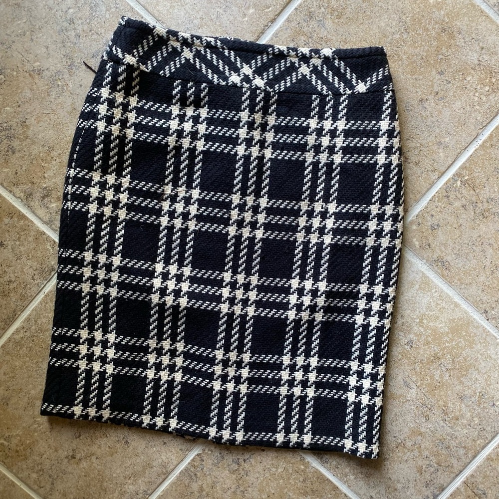 Villager A Liz Claiborne Co. Black/white tweed houndstooth midi pencil, Size: 6P